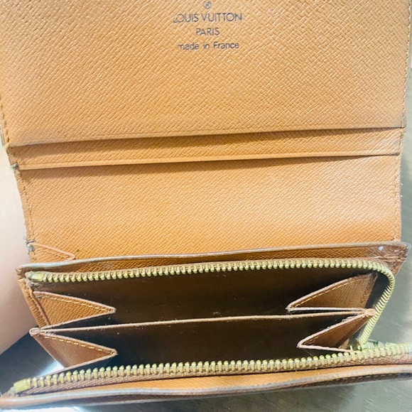 Pre-loved LV monogram medium Bi-fold wallet - Picture 6 of 11